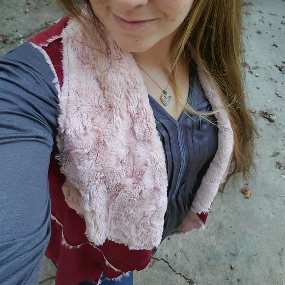 Crimson suede vest with faux fur lining - Picture 6 of 7